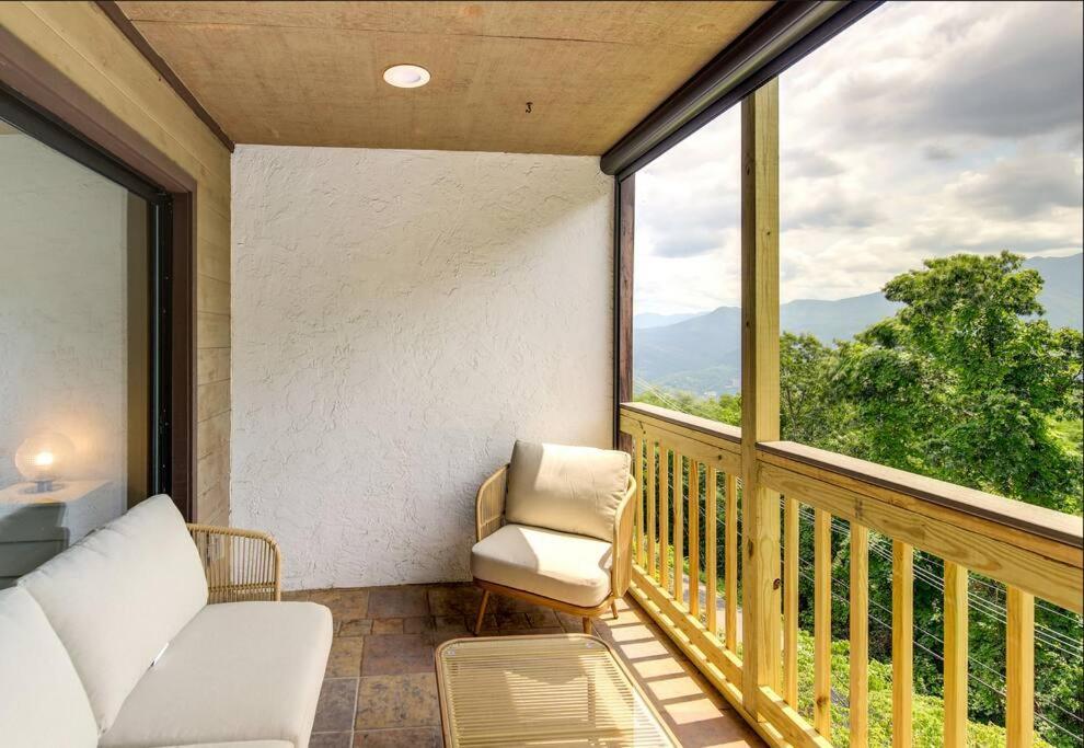Вилла Lux Retro Getaway W/ Ober & Smoky Mtn Views! Гатлинбург Экстерьер фото
