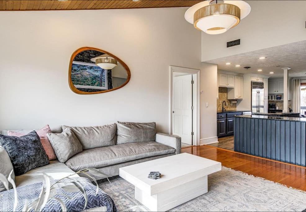 Вилла Lux Retro Getaway W/ Ober & Smoky Mtn Views! Гатлинбург Экстерьер фото
