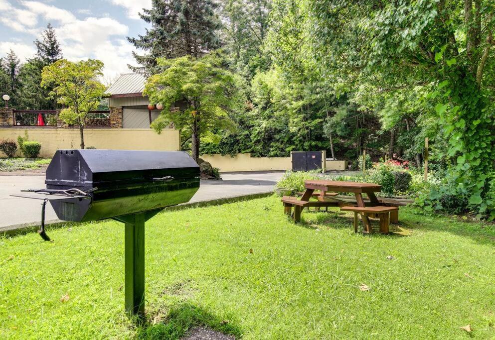 Вилла Lux Retro Getaway W/ Ober & Smoky Mtn Views! Гатлинбург Экстерьер фото