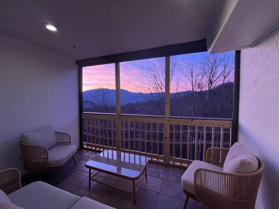 Вилла Lux Retro Getaway W/ Ober & Smoky Mtn Views! Гатлинбург Экстерьер фото