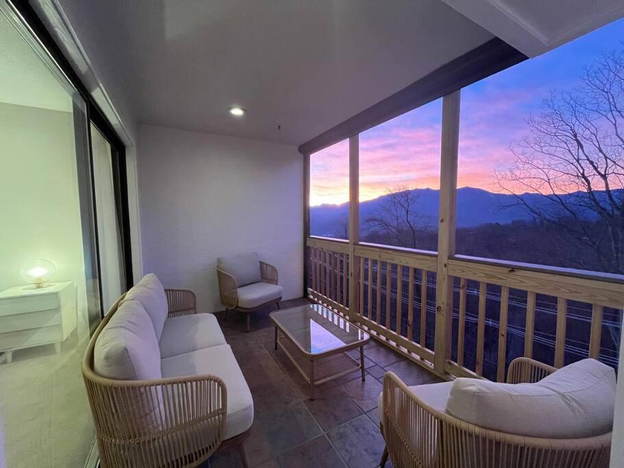 Вилла Lux Retro Getaway W/ Ober & Smoky Mtn Views! Гатлинбург Экстерьер фото