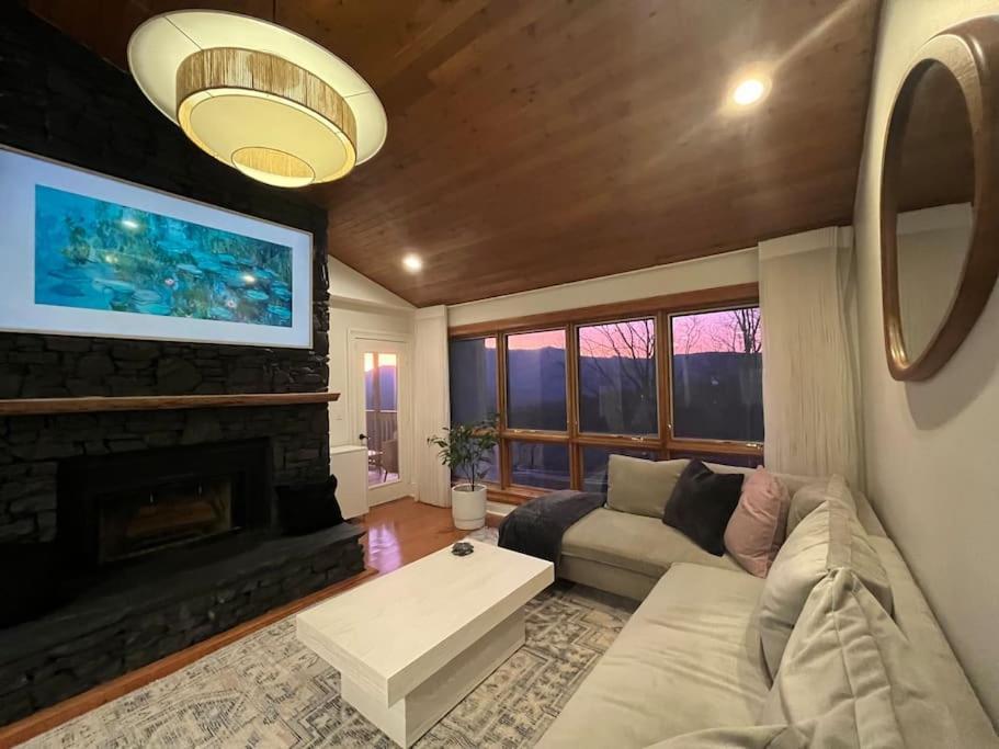 Вилла Lux Retro Getaway W/ Ober & Smoky Mtn Views! Гатлинбург Экстерьер фото